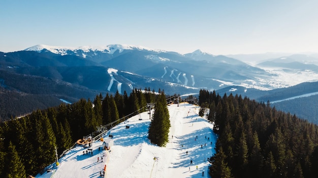 Vista aerea della stazione sciistica con spazio copia piste