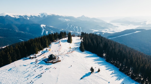 Vista aerea della stazione sciistica con spazio copia piste