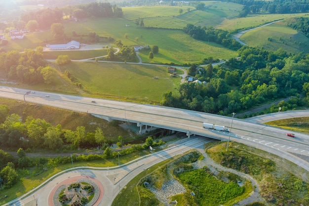Vista aerea della strada 70 la Dwight D. Eisenhower autostrada vicino a terreni agricoli nella città di Bentleyville in Pennsylvania USA
