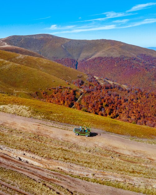 Vista aerea della strada di attrazione fuoristrada verso la cima delle montagne dei Carpazi copia spazio stagione autunnale