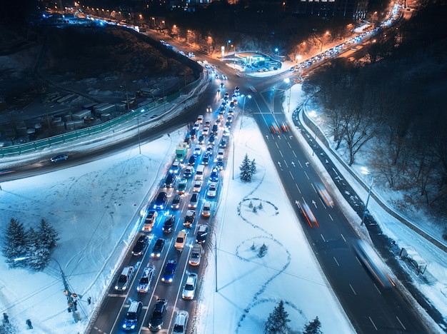 Vista aerea della strada in città di notte in inverno