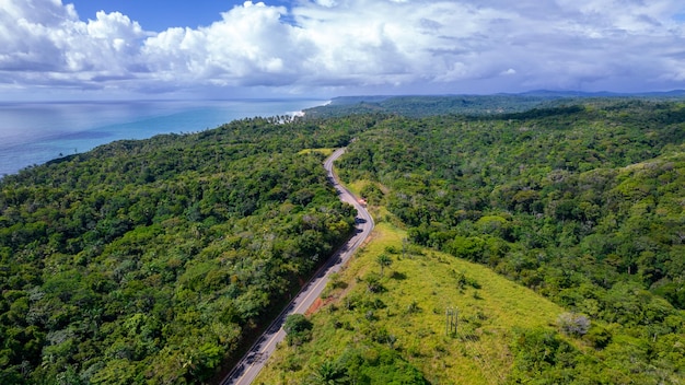 Vista aerea della strada in località turistica Itacare Bahia Brasile