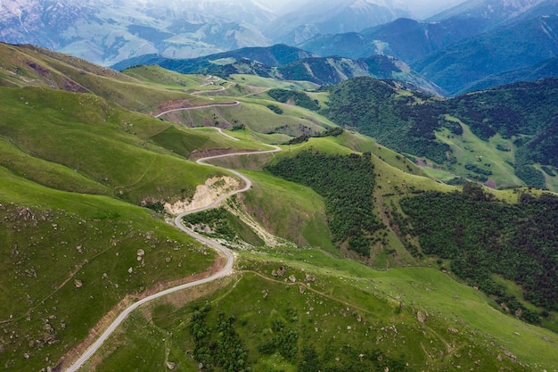 Vista aerea della strada in montagna