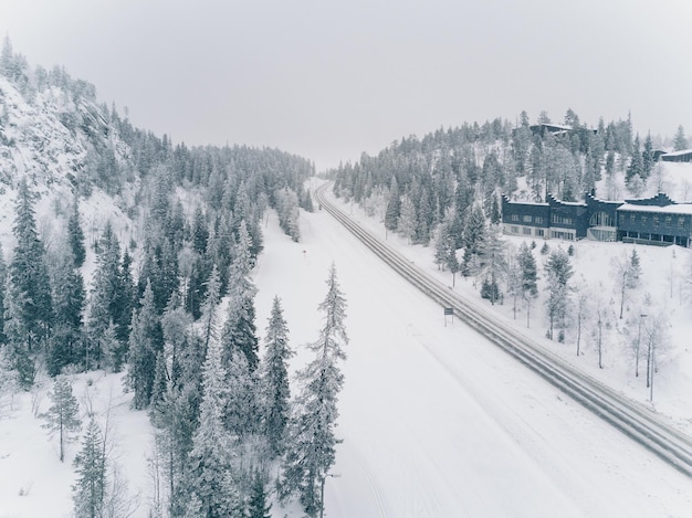 Vista aerea della strada innevata adn legno nella campagna della Finlandia