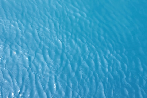 Vista aerea della superficie del mare blu con le onde di un drone vuoto vuoto sullo sfondo soft focus