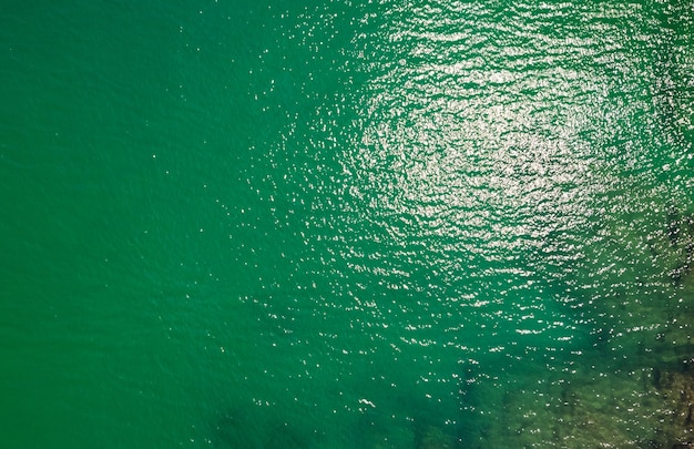 Vista aerea della superficie del mare Foto a volo d'uccello delle onde verdi e della superficie dell'acqua Sfondo dell'acqua di mare verde Bella natura Vista stupefacente