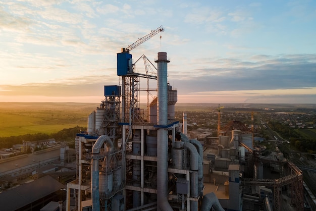 Vista aerea della torre della fabbrica di cemento con un'alta struttura dell'impianto di cemento nell'area di produzione industriale Produzione e concetto di industria globale