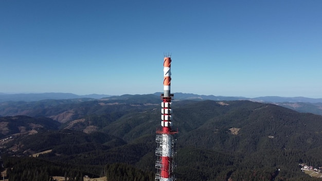 Vista aerea della torre delle telecomunicazioni al picco di Snezhanka vicino a Pamporovo in Bulgaria