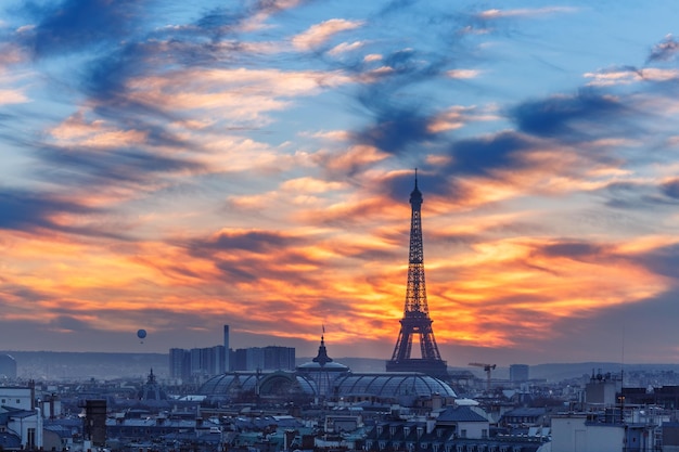 Vista aerea della torre eiffel e dei tetti di parigi durante uno splendido tramonto in francia