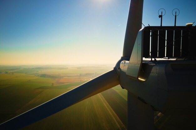 Vista aerea della turbina del mulino a vento ravvicinata nella zona di campagna di energia eolica e sostenibile rinnovabile en