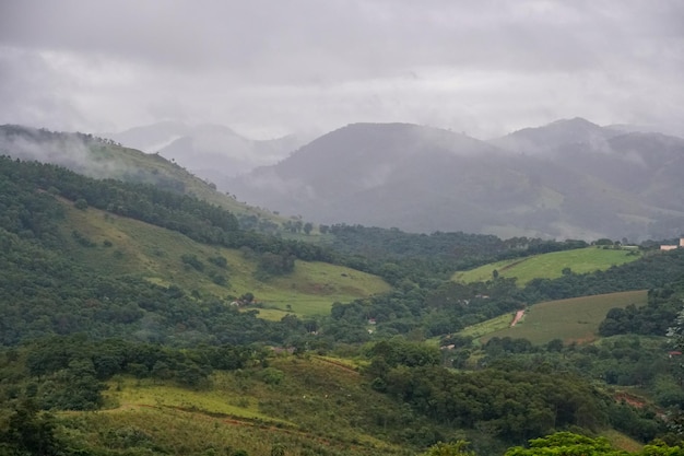 Vista aerea della valle del Monte Alegre do Sul nello stato di San Paolo in Brasile