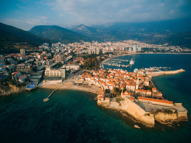 Vista aerea della vecchia budva in montenegro