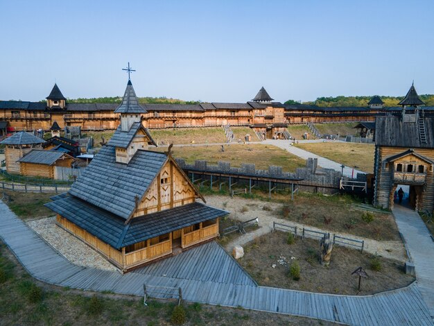 Vista aerea della vecchia chiesa cristiana medievale in legno