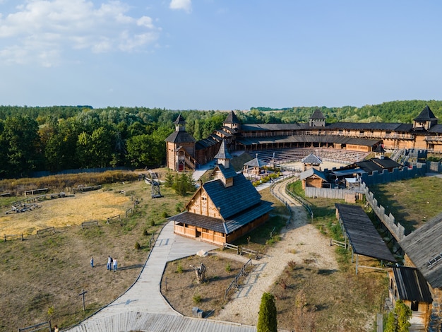 Vista aerea della vecchia chiesa cristiana medievale in legno