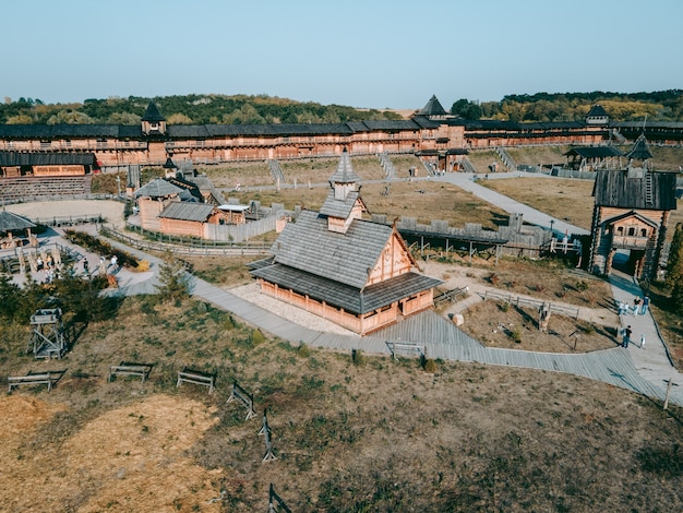 Vista aerea della vecchia chiesa cristiana medievale in legno