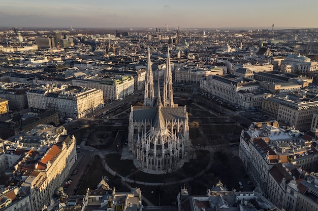 Vista aerea della Votivkirche a Vienna, Austria