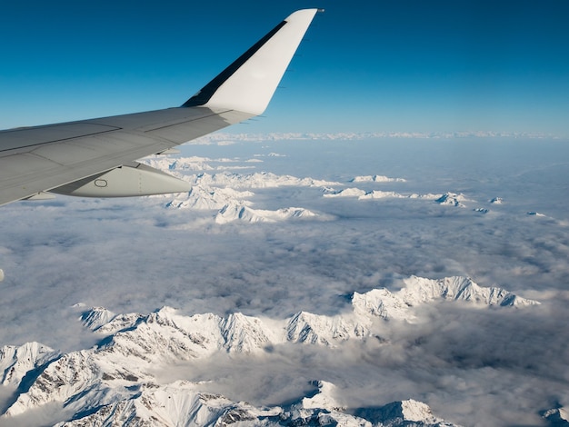 Vista aerea delle Alpi svizzere italiane in inverno, ala di aeroplano