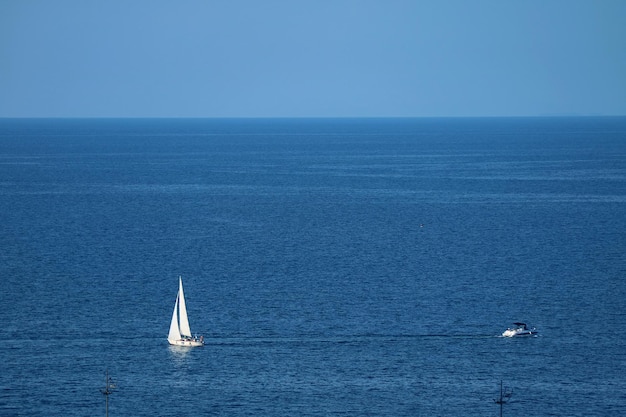 Vista aerea delle barche a vela bianche sul mare blu con lo spazio della copia