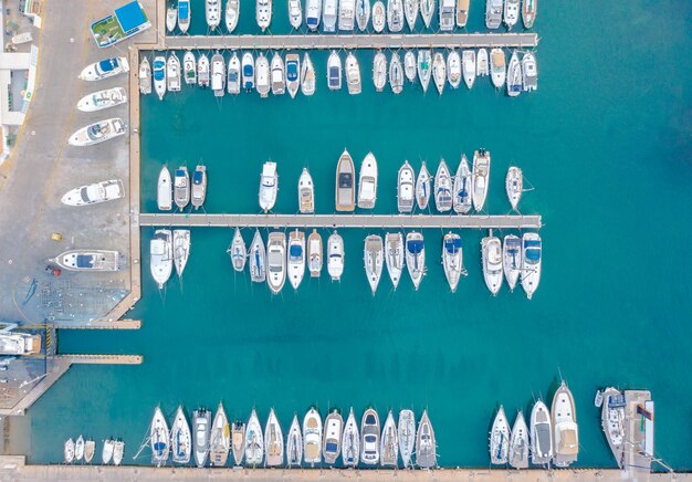 Vista aerea delle barche e degli yacht in un porto mediterraneo con acque turchesi