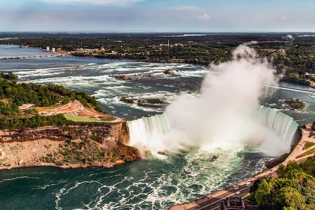 Vista aerea delle cascate a ferro di cavallo del Niagara Lato canadese delle cascate del Niagara barche e fiume Niagara