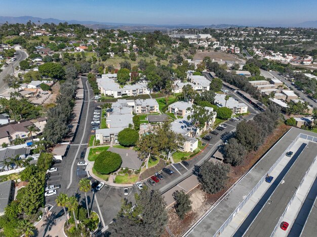 Vista aerea delle case nella valle della città di Oceanside a San Diego, California, Stati Uniti