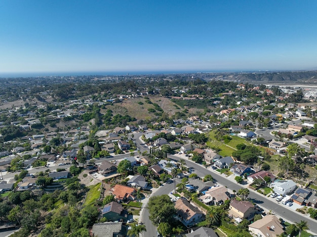 Vista aerea delle case nella valle della città di Oceanside a San Diego, California, Stati Uniti