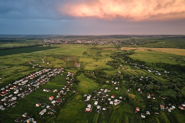 Vista aerea delle case residenziali nell'area rurale suburbana al tramonto