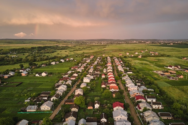 Vista aerea delle case residenziali nell'area rurale suburbana al tramonto