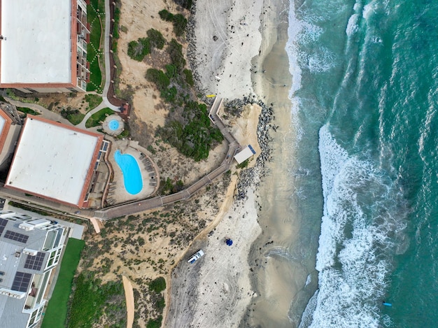 Vista aerea delle coste di Del Mar, in California, scogliere costiere e casa con l'oceano blu del Pacifico, San Diego