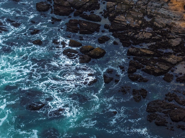 Vista aerea delle enormi onde dell'Oceano Pacifico