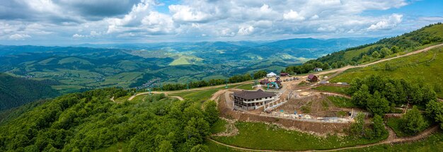 Vista aerea delle funivie degli impianti di risalita in estate