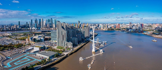 Vista aerea delle funivie della Emirates Air Line. Il servizio è la prima funivia urbana del Regno Unito che attraversa il Tamigi dall'O2 al centro Excel.