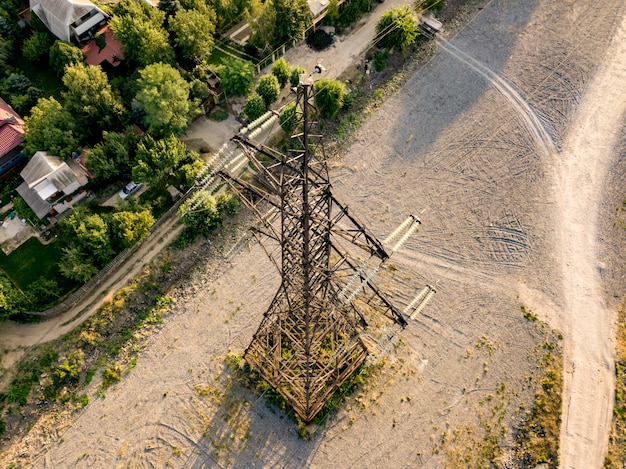 Vista aerea delle linee ad alta tensione di energia elettrica torre d del pilone