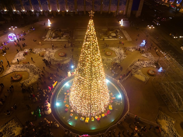 Vista aerea delle luci accese su un albero di Natale