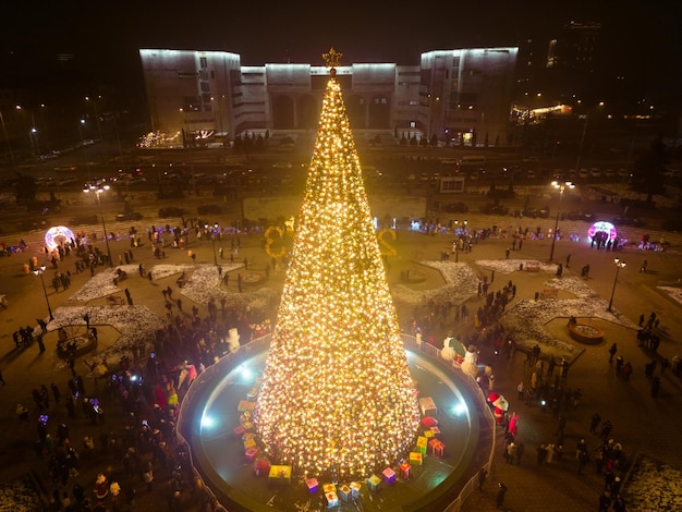 Vista aerea delle luci accese su un albero di Natale