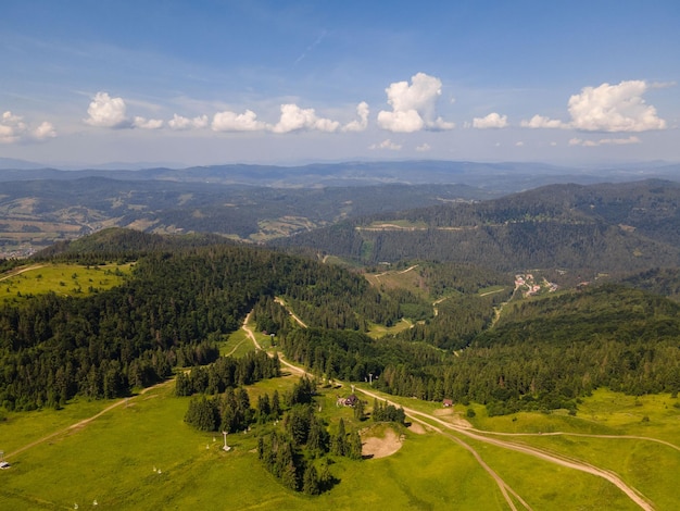 Vista aerea delle montagne dei Carpazi ucraini fuori dall'attrazione stradale che fa un'escursione la gente lo spazio della copia