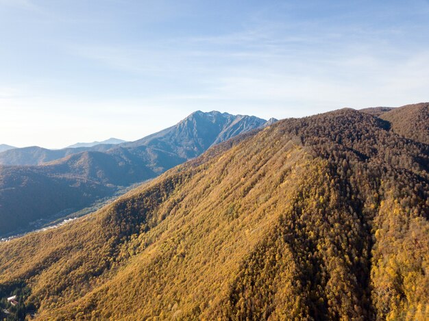 Vista aerea delle montagne del Caucaso in autunno a Krasnaya Polyana, Russia.