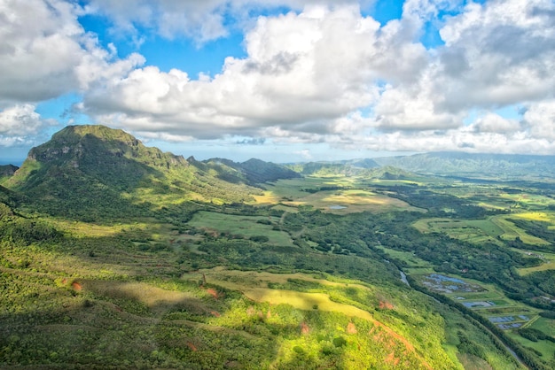 Vista aerea delle montagne dell'isola di Kauai hawaii