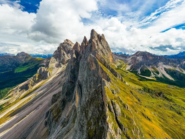 Vista aerea delle montagne di Seceda con scogliere verdi in Italia in una buona giornata di sole