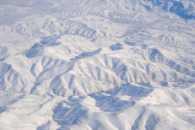 Vista aerea delle montagne Taurus innevate in Turchia