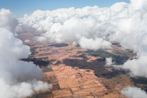 Vista aerea delle nuvole sul paesaggio