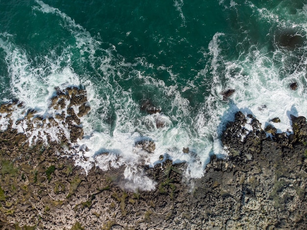 Vista aerea delle onde del mare e della fantastica costa rocciosa delle scogliere Tyulenovo Bulgaria