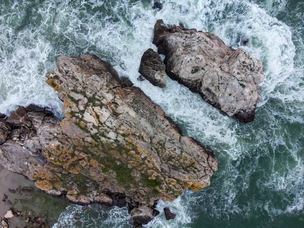 Vista aerea delle onde del mare e della fantastica costa rocciosa delle scogliere Tyulenovo Bulgaria