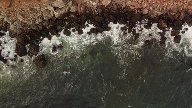 Vista aerea delle onde del mare e della fantastica costa rocciosa delle scogliere Tyulenovo Bulgaria