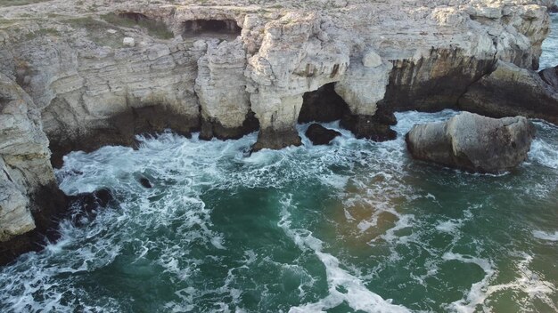 Vista aerea delle onde del mare e della fantastica costa rocciosa delle scogliere Tyulenovo Bulgaria