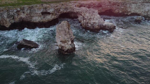 Vista aerea delle onde del mare e della fantastica costa rocciosa delle scogliere Tyulenovo Bulgaria