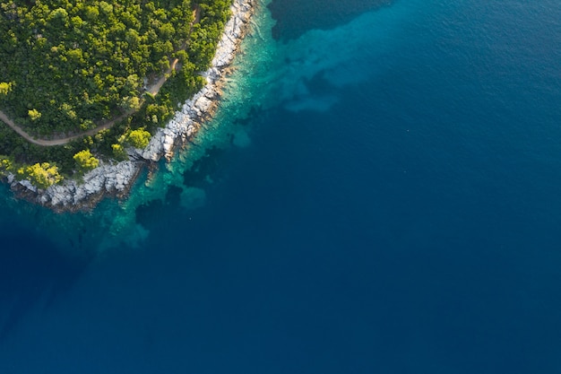 Vista aerea delle onde del mare e della fantastica costa rocciosa, Montenegro. Sparato dall'aria.