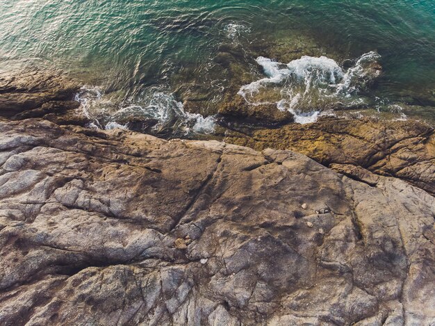 Vista aerea delle onde dell'oceano e fantastica costa rocciosa.