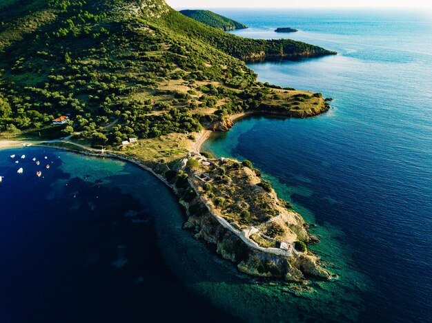 Vista aerea delle rocce e della laguna del mare turchese in Grecia