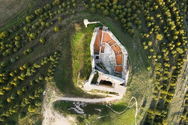 Vista aerea delle rovine di un antico castello medievale a Castrojeriz, Burgos, Spagna ..